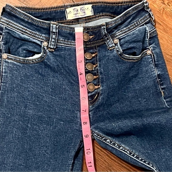 WE THE FREE button up blue jeans. Size 25 - Picture 6 of 8